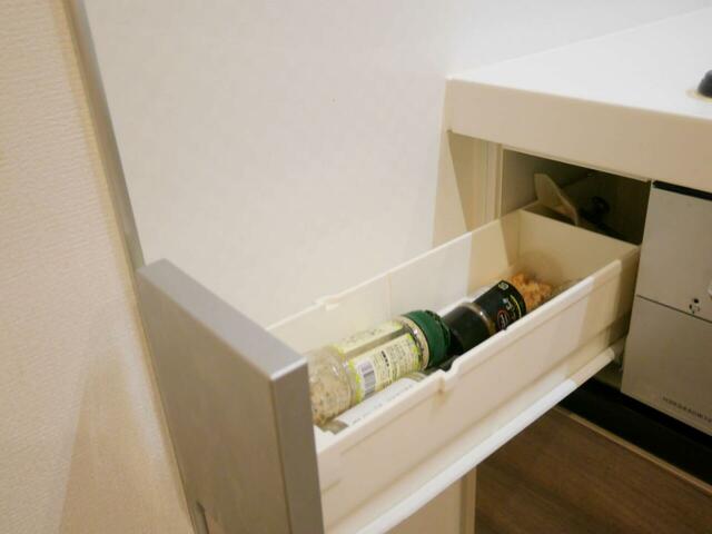 ＜BEFORE・コンロラック使用前＞コンロ脇の調味料入れは開け閉めが面倒。中で調味料が倒れてしまうことも…