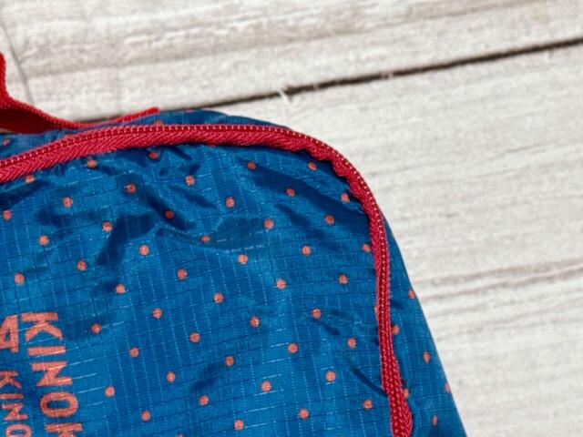 素材はポリエステル・ポリプロピレン。よく見ると格子状になっており、丈夫なリップストップ生地を採用しています【紀ノ国屋の付録「セパレート便利ポーチ（ドット柄）」】