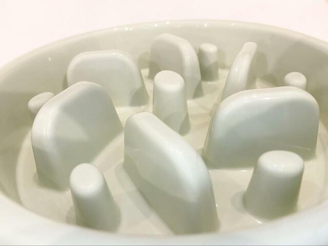 【Life Runne 早食い防止ボウル】大小さまざまな高さの突起がバランスよく並んでおり、これがごはんを一気に食べにくくしてくれる仕組みです！