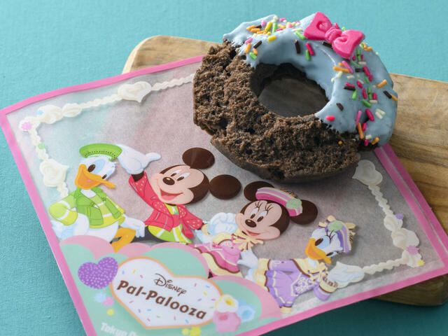 スペシャルドーナツ（チョコミント） 450円｜販売店舗：東京ディズニーランド「ロイヤルストリート・ベランダ」「クレオズ」｜ディズニー・パルパルーザ「ヴァネロペのスウィーツ・ポップ・ワールド」スペシャルメニュー
