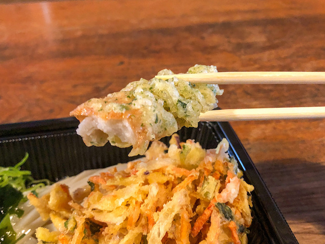 【はなまるうどん　定番うどん弁当】ちくわの磯辺揚げはサクサクの衣とプリッとしたちくわの食感が美味しい