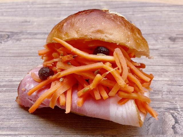 キャロットラペ サンドイッチ／パーカーハウスバターロール