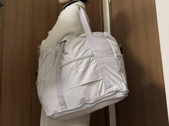 【3COINS 《3WAY》キャリーオン折りたたみバッグ】ショルダーストラップ付きで、肩掛けと斜め掛けの2WAYで使えます