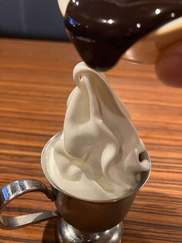 さっそくソフトクリームにチョコソースをかけていく。
