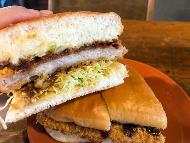 【コメダ珈琲　みそカツパン】断面の厚さが約8cm これぞデカ盛りグルメですね