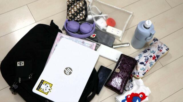 【ニトリ デコホーム　軽くて背負いやすい 2ルームリュック】通勤を想定して、ノートPCや周辺機器、ヘッドホンやペットボトルなど諸々の荷物を入れてみると…⇒