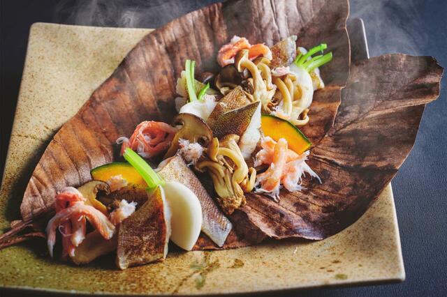 「カニとスケソウダラの朴葉蒸し ⻄京味噌ソース（ディナータイム限定）」＜期間：2025年9月1日～12月18日＞【都ホテル 京都八条の「かに食べ放題」がパワーアップ！大人気「かに推しブッフェ」が今年も開催されます！】