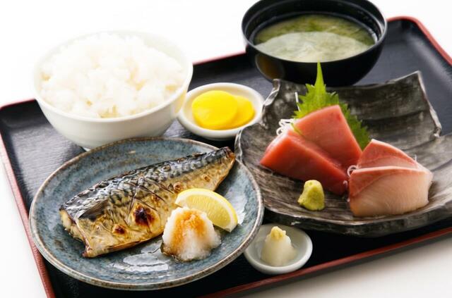「刺身&焼き魚定食」<価格:1,380円(税込)>【“刺身食べ放題”で話題の『漁港食堂 秦野店』がリニューアルオープン!海鮮丼・定食・海鮮だし茶漬けなど、さらにメニューが充実!】
