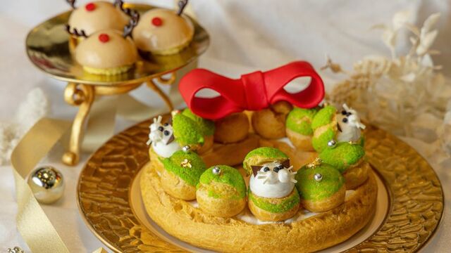 「シュークリームに扮したねこが飾られた、リースパリブレスト」<期間:2026年11月1日~29日/2026年12月19日~25日>【可愛らしい“ねこ”スイーツがいっぱい♪猫をテーマにしたクリスマスブッフェ&アフタヌーンティーの予約スタート!】