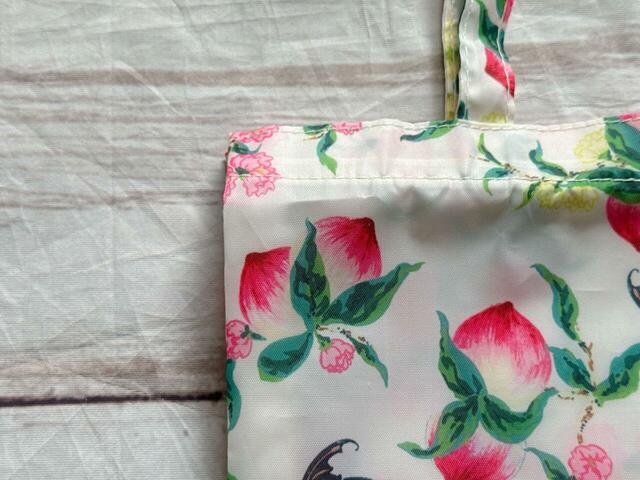 素材はポリエステル。薄手ですが丈夫な生地です