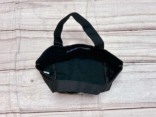 内側にポケットなどはないシンプルな作り