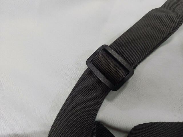 ショルダー部分のスライダーを動かせば、長さを調節できる