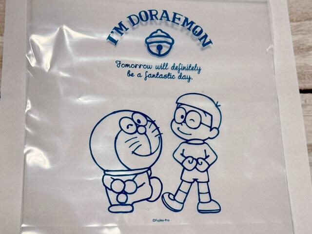 Mサイズはブルーカラーのイラストプリントで、絵柄も異なります。仲良しな二人が尊すぎる〜！