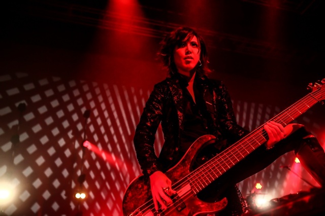 どっしりした存在感でバンドを支えるMasa（Ba）