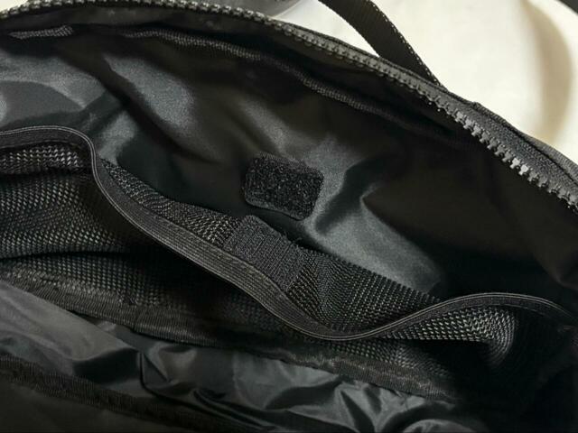 【ワークマン　ベーシックボディバッグ】大きめの物は後面の収納部にと分けて収納できるのもかなり便利♪