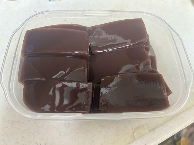 【業務スーパー　水ようかん】切った水ようかんをタッパーに入れておくといつでも好きな時に食べられますね