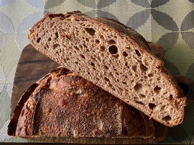 「カンパーニュ」に鶏の唐揚げをのせても美味。試す価値あり