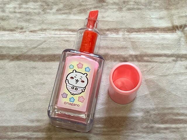 マニキュア風ペンはピンクのマーカー