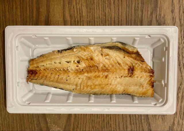 【セブン-イレブン ほっけ塩焼】焼き目もきれいなほっけの塩焼き