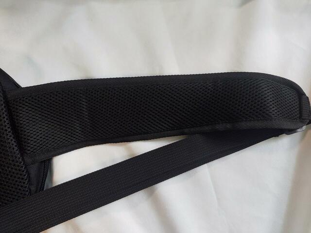 ストラップ部分もメッシュ素材で快適