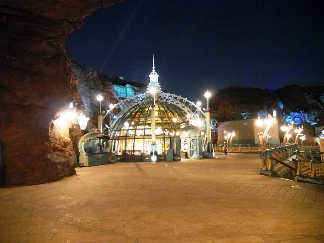 潜水艦の修理を行う、ノーチラスギフト。©Disney