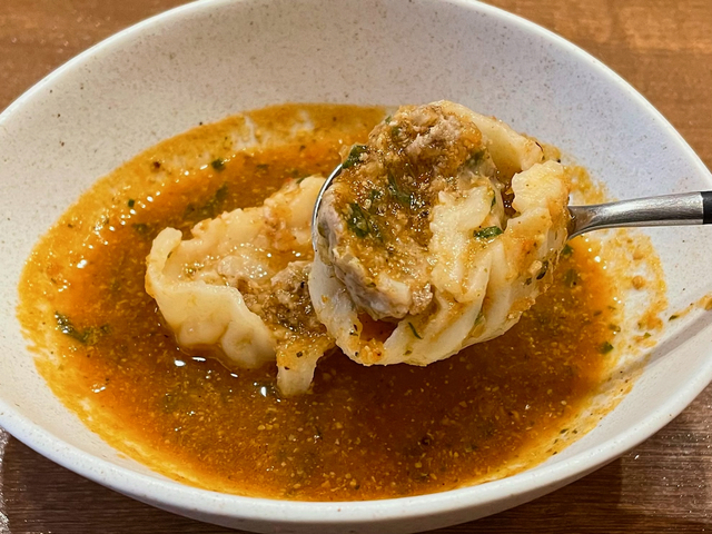 【MOMO Stand Tokyo】ポークモモ。サロズさんがエベレストの麓のレストランで食べたモモをインスパイアして作った一品