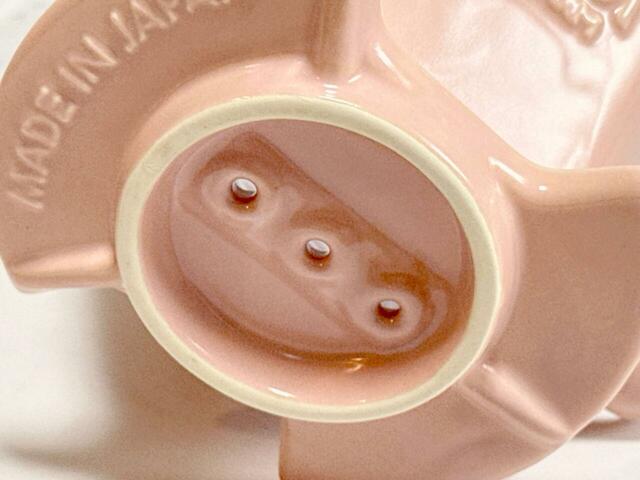 底面は少し大きめの3つ穴。ドリッパー内からコーヒー液が速やかに流れ出す構造!