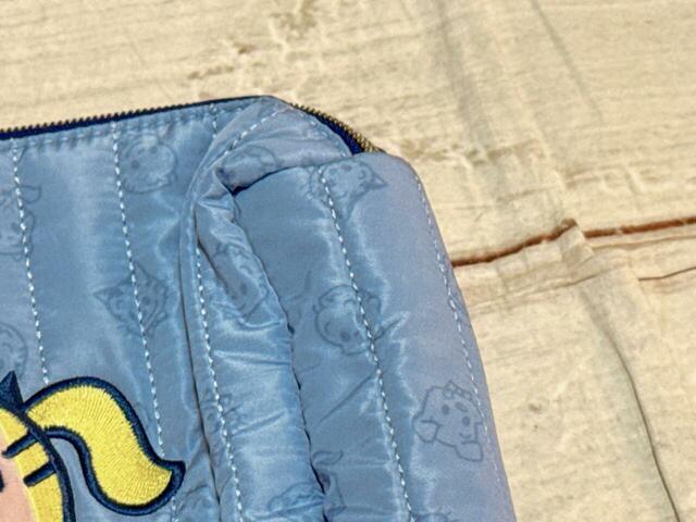 素材はポリエステル。サテンやシルクに似た上品な光沢感のある生地です