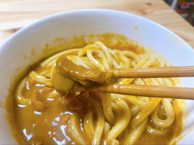 【無印良品 麺にかける 牛すじカレースープ】牛すじは少し小さめですが、たくさん入っています。