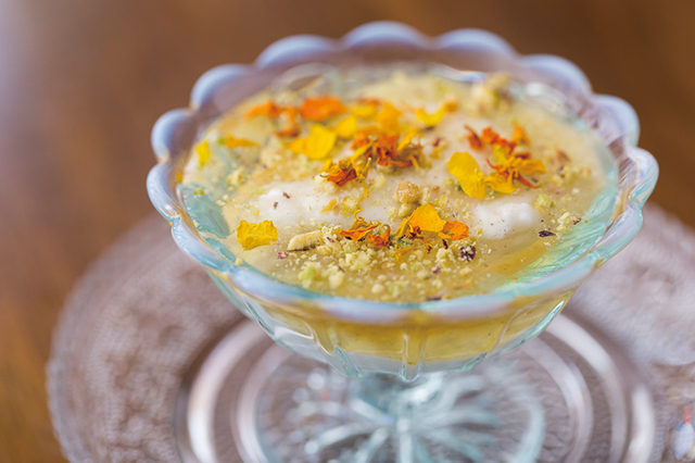 極楽カリー／食後におすすめしたい「極楽ヨーグルト」（400円）。