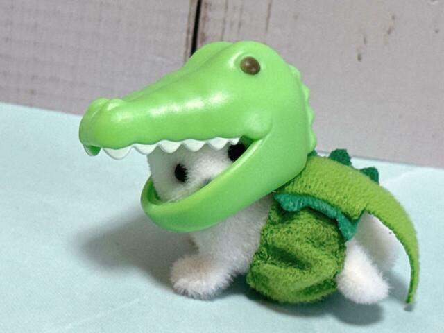 ワニの被り物を被せると少しお顔が見えづらくなってしまいますが、そこもかわいいポイント！