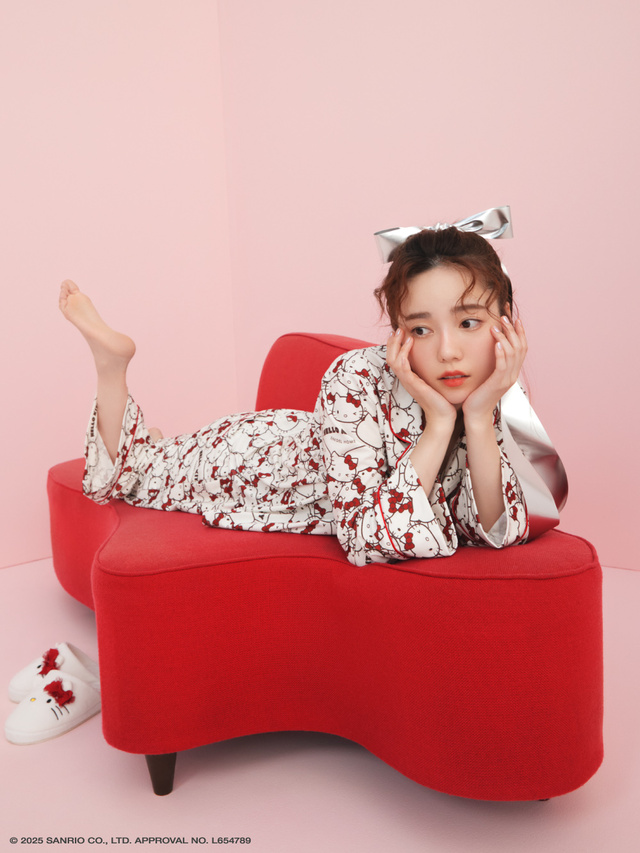 「総柄開襟シャツ」RED　8,580円/「柄ロングパンツ」8,580円/