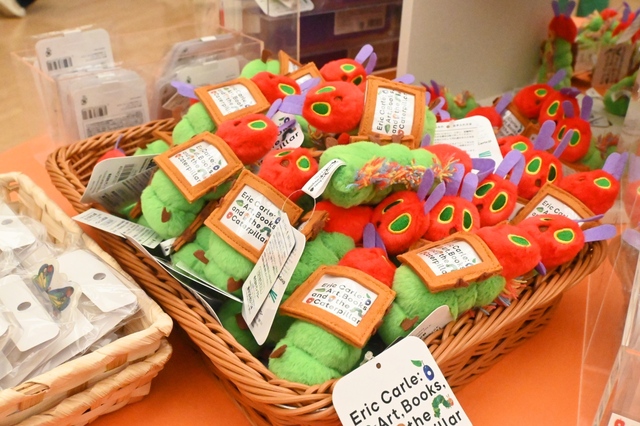 【エリック・カール展　はじまりは、はらぺこあおむし】「ぬいぐるみ＜フレームをもったあおむし＞」2,970円