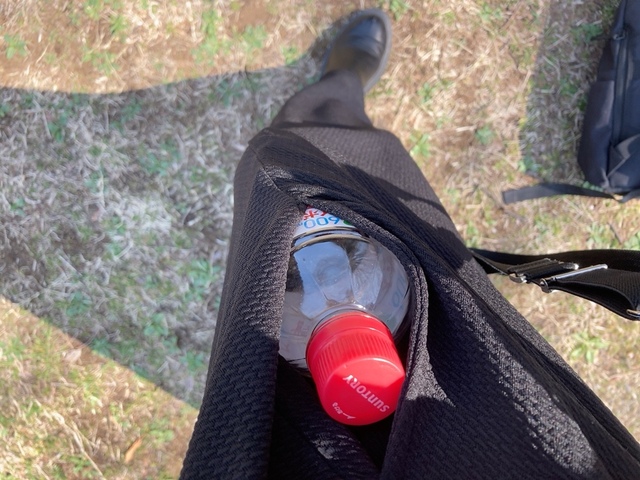 【coca エンボスVネックノースリーブワンピース】便利なポケットも付いています。500mlのペットボトルも入りました