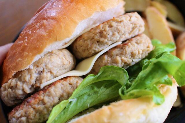 ロピア「モンスターバーガー」　中には厚めのハンバーグが4つも。驚きのボリューム