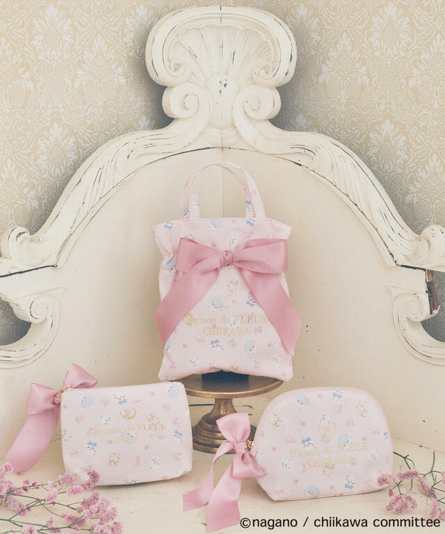 （上）ちいかわ総柄巾着ポーチ  価格：\5,500  （右）ちいかわ総柄ラウンドポーチ  価格：\4,400  （左）ちいかわ総柄ポーチ  価格：\4,200