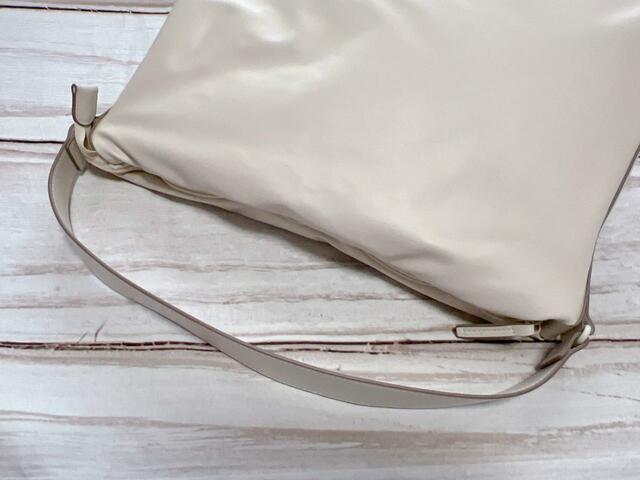 ハンドルの長さは約50.５cm。肩がけ可能です！