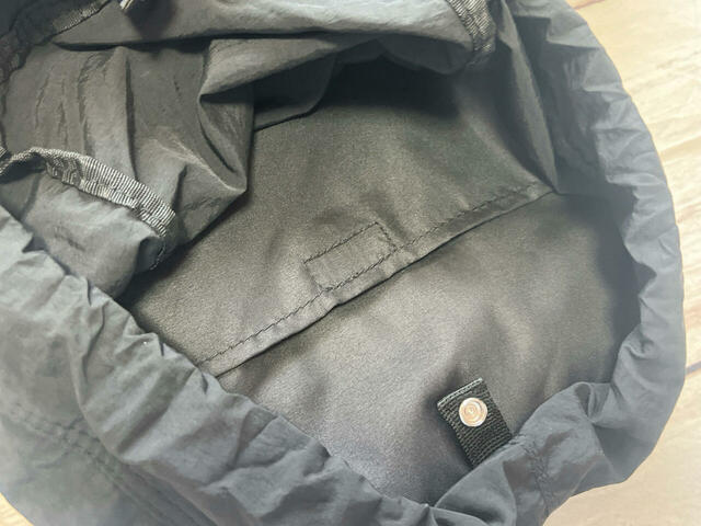 内側の背面には大きめサイズのポケット付き