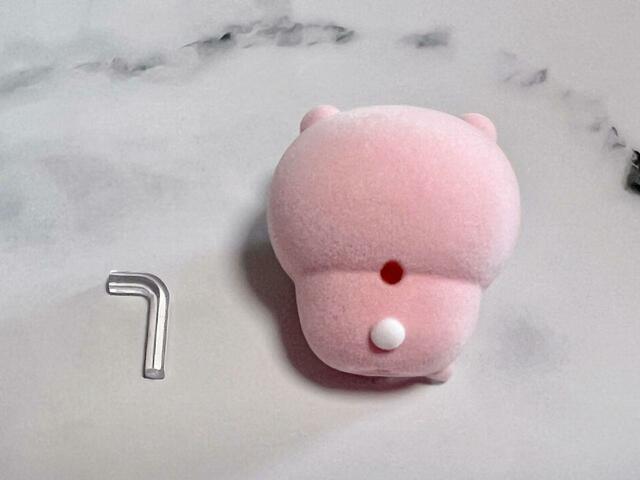 同梱されているL字スティックを背中に挿します！【ちいかわ　なんか小さくてかわいいどーる】