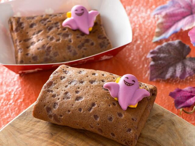スウィートポテトクレープ 550円（スーベニアカップ付きプラス550円）｜「ディズニー・ハロウィーン」スペシャルメニュー｜東京ディズニーリゾート40周年“ドリームゴーラウンド”｜販売店舗：東京ディズニーランド「スウィートハート・カフェ」、東京ディズニーシー「ザンビーニ・ブラザーズ・リストランテ」｜発売日：2023年9月1日（木）