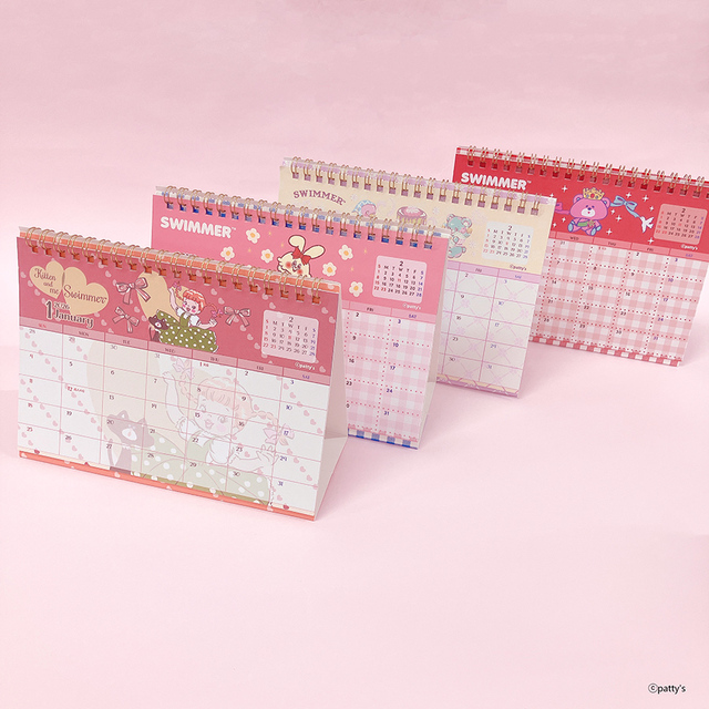 【Seria】SWIMMER 卓上カレンダー（4柄）／2026年1月～2026年12月、マンスリー（日曜始まり）／サイズ約W18.2×H13.6cm