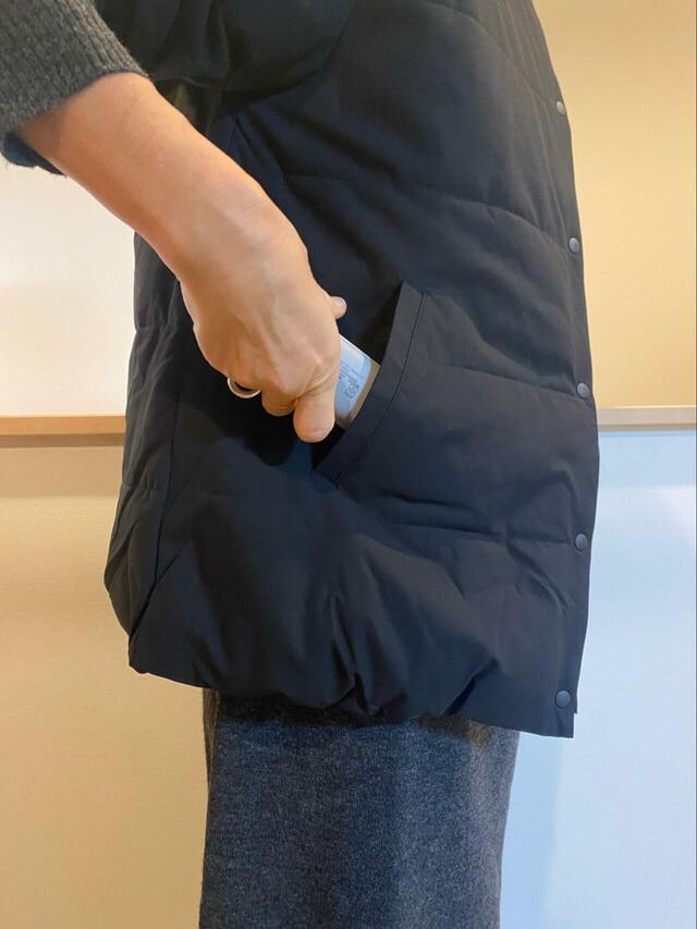 【ニトリ　手のひらに収まる充電式カイロ】ポケットにもすっぽり。約160gと軽量なので、長時間持っていても負担になりません