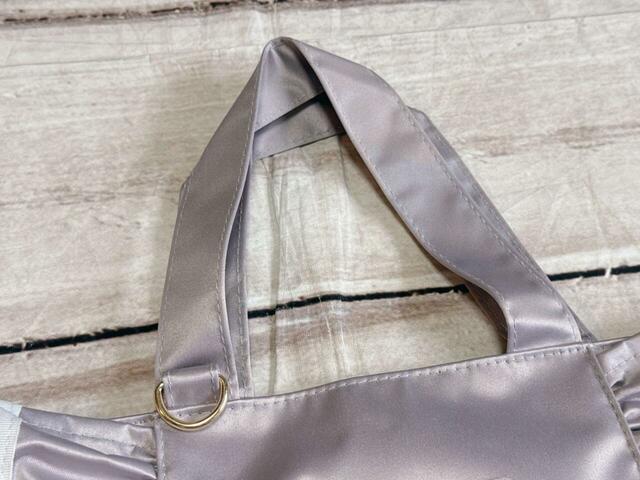 持ち手は短め。肘にかけたり手で持ったりできる長さ