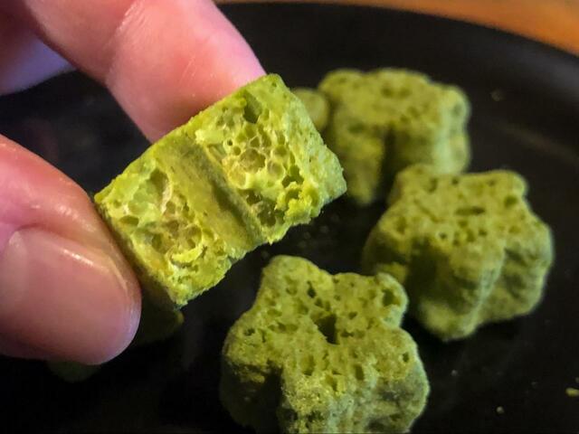 【ファミリーマート　濃い宇治抹茶のしみチョココーンミニ】サクッとしたしみチョココーン特有の食感と、濃い抹茶の風味の相性が抜群