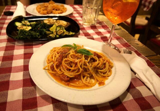 ローマの大衆食堂のトマトパスタ。トマトとオリーブオイルだけを使ったシンプルなトマトソースが店の味を左右するのだとか