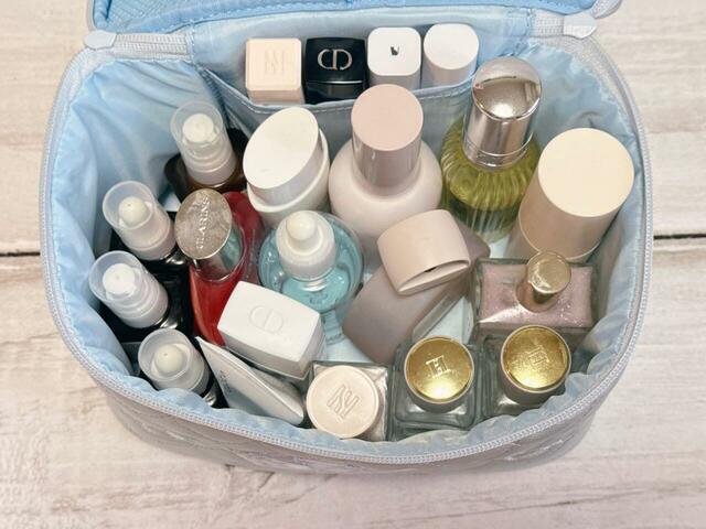 高さ13.3cmほどのボトルなら問題なく入りました。見た目以上の収納力で機能性も抜群♪【サンリオキャラクターズ当りくじ】「3．バニティケース／シナモロール」