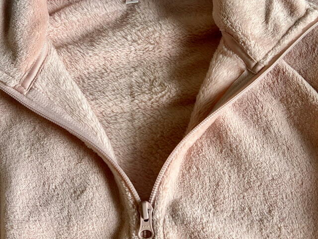 【トライアル WOMEN シルキーフリースジャケット】脱ぎ着しやすいジップアップジャケット仕様。