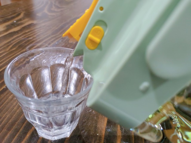 【KOKOBI 麦茶ポット】  最後500ml以下になった際など、ピッチャーとして注ぎたい場合は蓋を開けた状態でロックすると片手で注げます