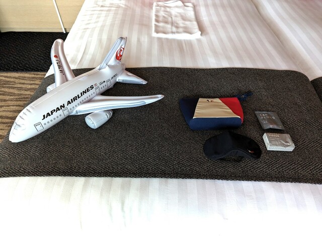 【東京ベイ東急ホテル】ウイングルームでは、オリジナル宿泊証明書・展示品解説パンフレット・国際線アメニティの提供も