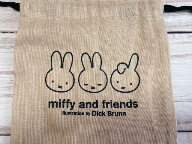 正面にミッフィー、メラニー、ダーンのイラストプリント入り